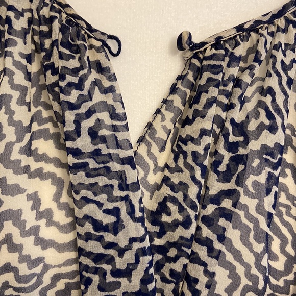 Elizabeth and James Silk Tunic Blouse. Size M/L. - Picture 2 of 7